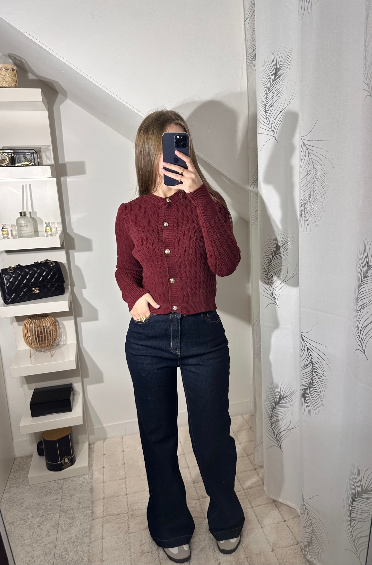 Pull bordeau à bouton dorée