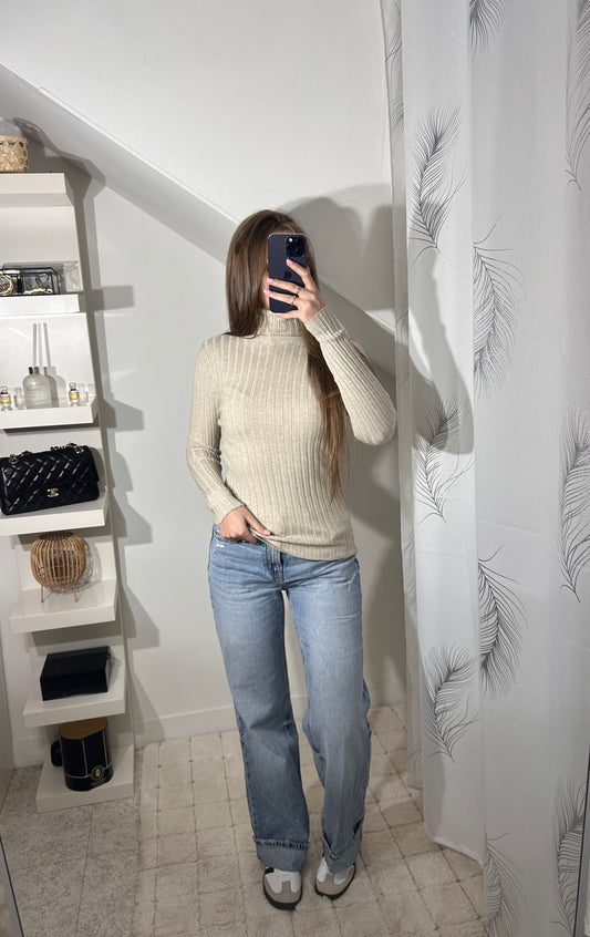 Col roulรฉ beige